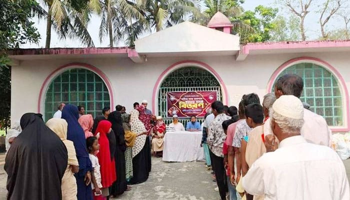 মিরসরাইয়ে ছোট মসজিদ ওয়েলফেয়ারের ইফতার